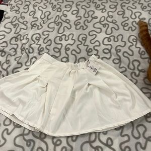 I’m selling this white tennis skirt